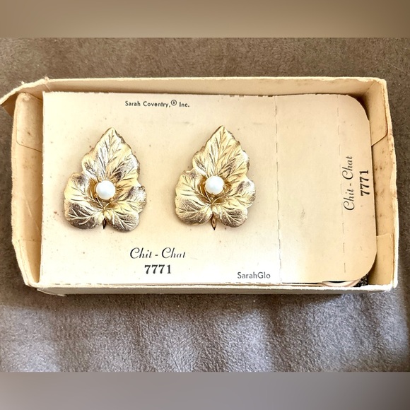 Vintage Sarah Coventry Chit-Chat Gold Leaf & Pearl Earrings with original box - Picture 5 of 5